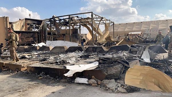 ABD askerleri 8 Ocak'ta İran'ın vurduğu Irak'ın Anbar bölgesindeki askeri üste incelemeler yapıyor ABD askerleri 8 Ocak'ta İran'ın vurduğu Irak'ın Anbar bölgesindeki askeri üste incelemeler yapıyor