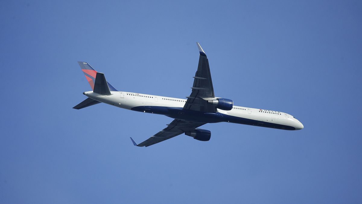 A Delta Air Lines Boeing 757 flies overhead, Sunday, March 6, 2016, in Seattle