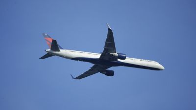 A Delta Air Lines Boeing 757 flies overhead, Sunday, March 6, 2016, in Seattle