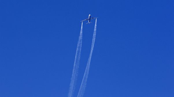 Acil inişe geçen Delta Airlines'a ait yolcu uçağı yakıtını boşalttı Acil inişe geçen Delta Airlines'a ait yolcu uçağı yakıtını boşalttı