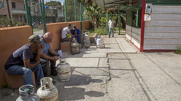 Varias personas a la espera de la apertura de la venta de Gas Licuado, en el barrio del Sevillano, in Havana, Cuba, Tuesday, January 14, 2020. (AP Photo/Ismael Francisco) Varias personas a la espera de la apertura de la venta de Gas Licuado, en el barrio del Sevillano, in Havana, Cuba, Tuesday, January 14, 2020. (AP Photo/Ismael Francisco)