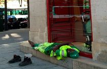 Fransa: Mola sırasında kaldırıma uzanarak dinlendiği için kovulan temizlik işçisi hakkını arıyor