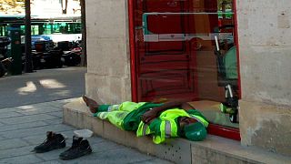Fransa: Mola sırasında kaldırıma uzanarak dinlendiği için kovulan temizlik işçisi hakkını arıyor