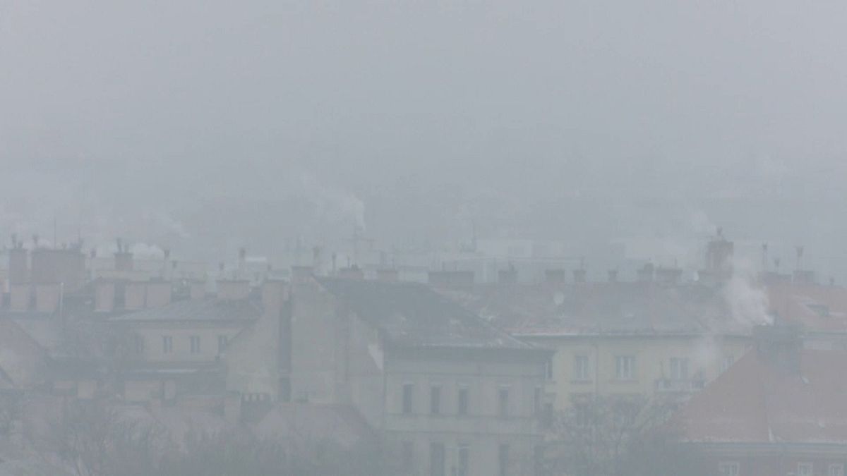 Smog über Häusern von Budapest