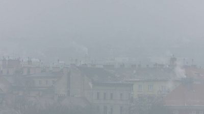 Smog über Häusern von Budapest