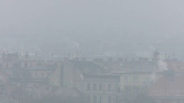 Smog über Häusern von Budapest Smog über Häusern von Budapest