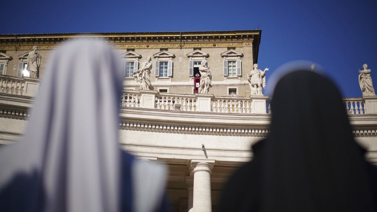 İki rahibe Vatikan'da dua eden Papa'yı izliyor