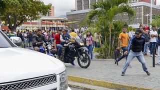 Paramilitares atacan a diputados opositores a la entrada del Parlamento en Venezuela