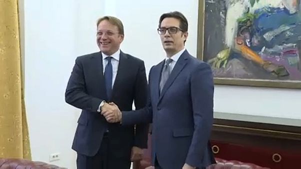 A bővítési biztos szimbolikus lépése A bővítési biztos szimbolikus lépése