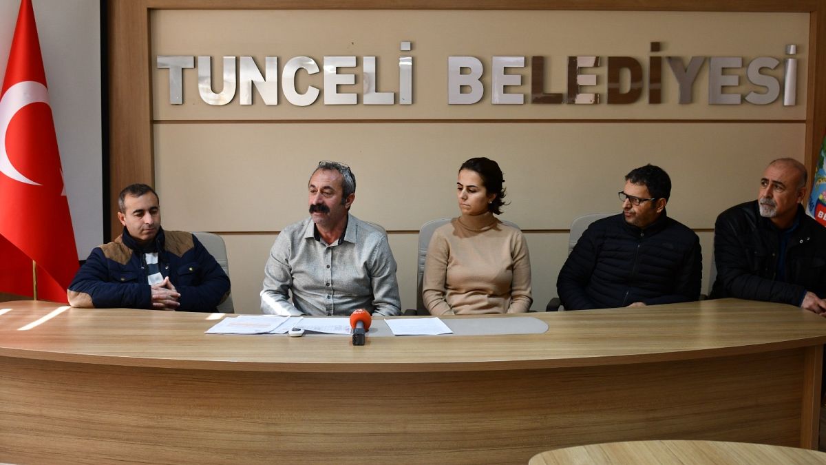 Tunceli Belediye Başkanı Fatih Mehmet Maçoğlu (soldan ikinci)