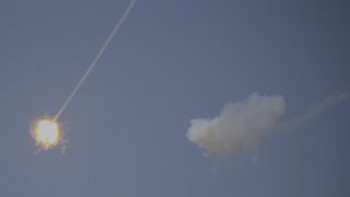 صورة أرشيفية لصاروخ إسرائيلي من نظام الدفاع الجوي للقبة الحديدية يعترض صواريخ أطلقت من غزة على سديروت، 13 نوفمبر 2019.