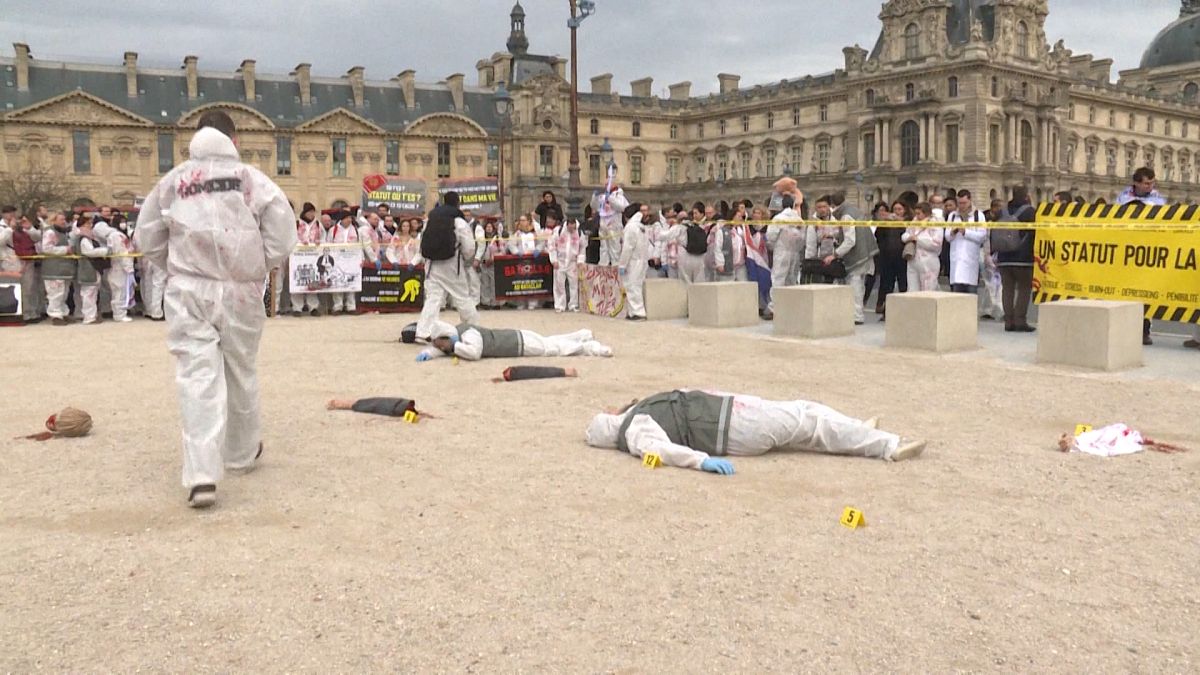 Γαλλία: Τα μέλη του εγκληματολογικού διαμαρτύρονται
