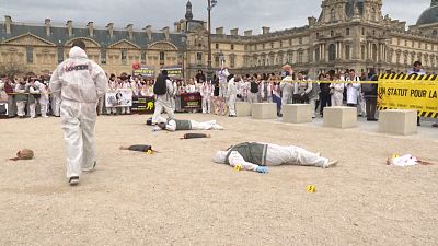 شاهد: أخصائيو الطب الشرعي في فرنسا يرسمون مشهدا "دام" وسط باريس