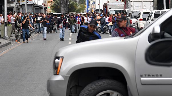 Deputados afastados com violência do parlamento venezuelano Deputados afastados com violência do parlamento venezuelano