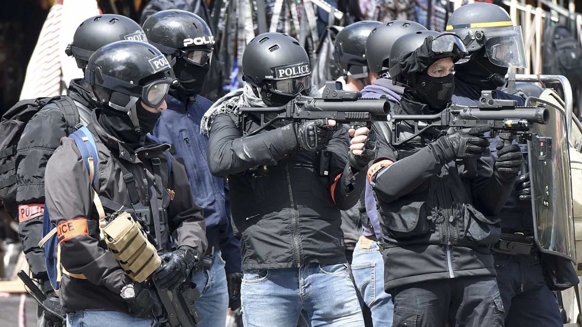 Policiers faisant usage de lanceurs de balles de défense LBD40, le 11 mai 2019 à Nantes dans l'ouest de la France.