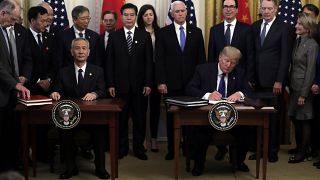 الرئيس دونالد ترامب يوقع اتفاقية تجارية مع نائب رئيس مجلس الدولة الصيني ليو خه في البيت الأبيض  15 يناير 2020