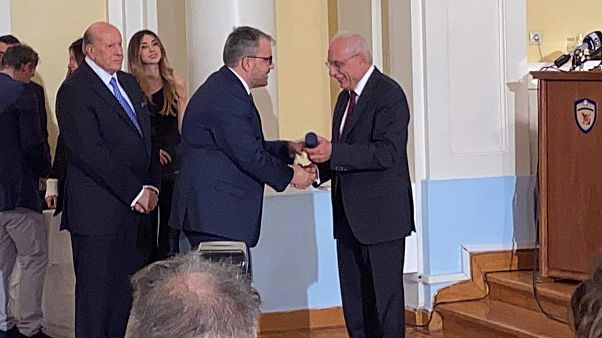Η στιγμή της βράβευσης του δημοσιογράφου του euronews, Μιχάλη Αραμπατζόγλου Η στιγμή της βράβευσης του δημοσιογράφου του euronews, Μιχάλη Αραμπατζόγλου