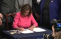 Destitution : Nancy Pelosi signe l'acte d'accusation contre Trump et transmet le dossier au Sénat