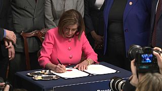 Destitution : Nancy Pelosi signe l'acte d'accusation contre Trump et transmet le dossier au Sénat