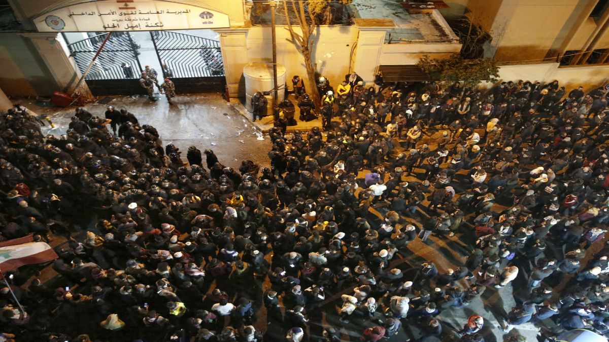 محامون: مئة موقوف على الأقل خلال يومين من التظاهرات في بيروت 