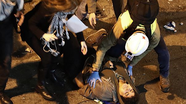 Διαδηλωτές δέχονται βοήθεια αφού χτυπήθηκαν βίαια από τις αστυνομικές δυνάμεις στην Βηρυτό. Διαδηλωτές δέχονται βοήθεια αφού χτυπήθηκαν βίαια από τις αστυνομικές δυνάμεις στην Βηρυτό.