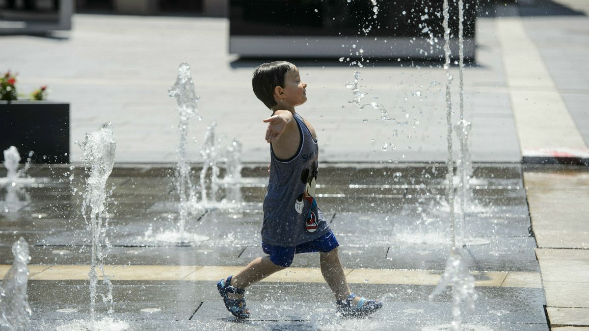 کودکی مجارستانی در شهر اِگِر آب‌بازی می‌کند.