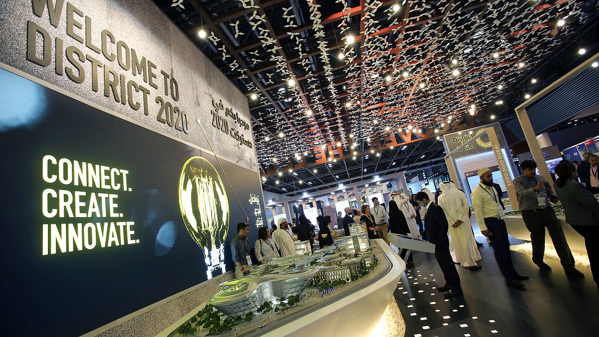 أشخاص يزورون معرض إكسبو دبي 2020 في سيتي سكيب العالمي في الإمارات العربية المتحدة  11 سبتمبر 2017 