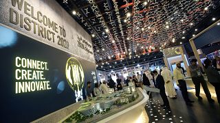أشخاص يزورون معرض إكسبو دبي 2020 في سيتي سكيب العالمي في الإمارات العربية المتحدة  11 سبتمبر 2017