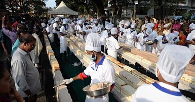 Le Gateau Le Plus Long Au Monde Confectionne En Inde Euronews