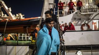 Migrantes de Bangladesh desembarcan del buque de rescate Open Arms en el puerto de Messina después de ser rescatados el viernes frente a la costa de Libia, en Sicilia, Italia