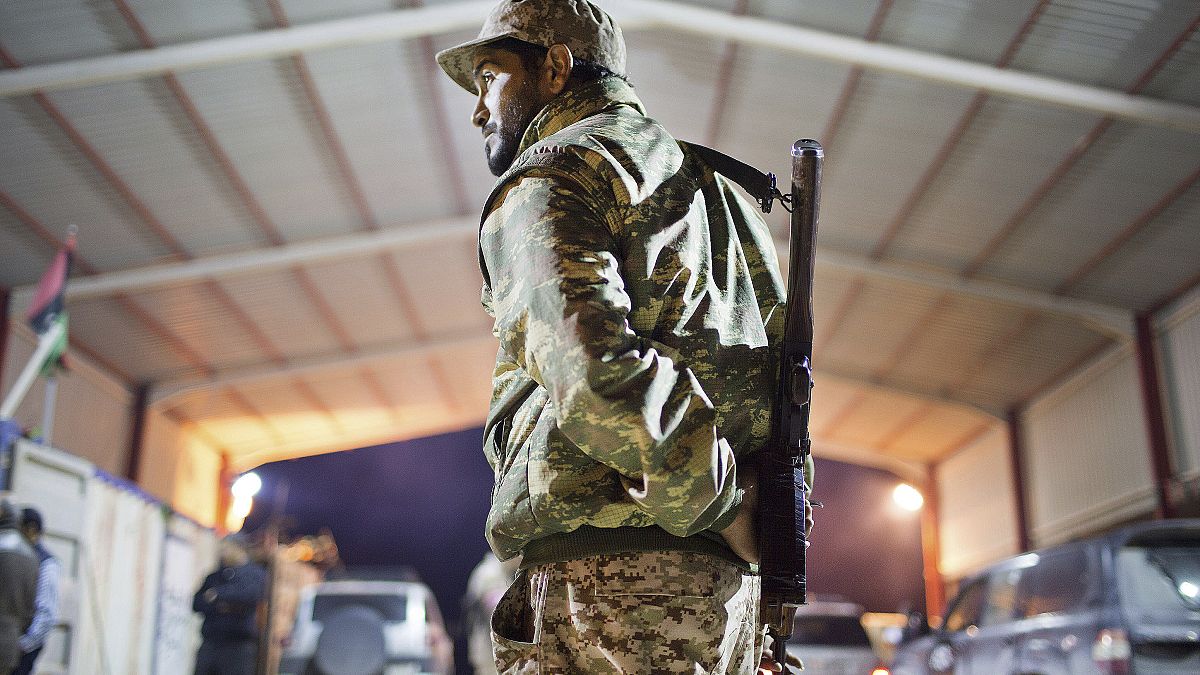 عسكري ليبي يقف حارسًا عند مدخل بلدة ، على بعد 110 كيلومترات من سرت، ليبيا