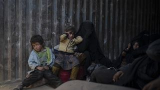نساء وأطفال خلال عملية إجلاء في الباغوز، سوريا.