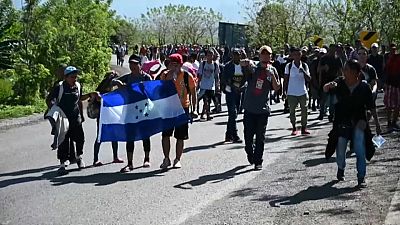 مهاجران هندوراسی پای پیاده به‌سوی مرز آمریکا می‌روند