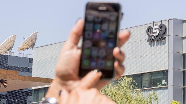 سيدة إسرائيلية تستخدم هاتفها أمام مجموعة (إن إس أو) التي تبيع أجهزة التجسس المتطورة في مدينة هرتسيليا قرب تل أبيب28/08/2016 سيدة إسرائيلية تستخدم هاتفها أمام مجموعة (إن إس أو) التي تبيع أجهزة التجسس المتطورة في مدينة هرتسيليا قرب تل أبيب28/08/2016