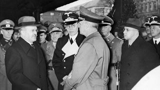 SSCB Dışişleri Komiseri  Vyacheslav Mikhailovich Molotov, Nazi Almanyası Dışişleri Bakanı Joachim von Ribbentrop ile sohbet ederken (1940)