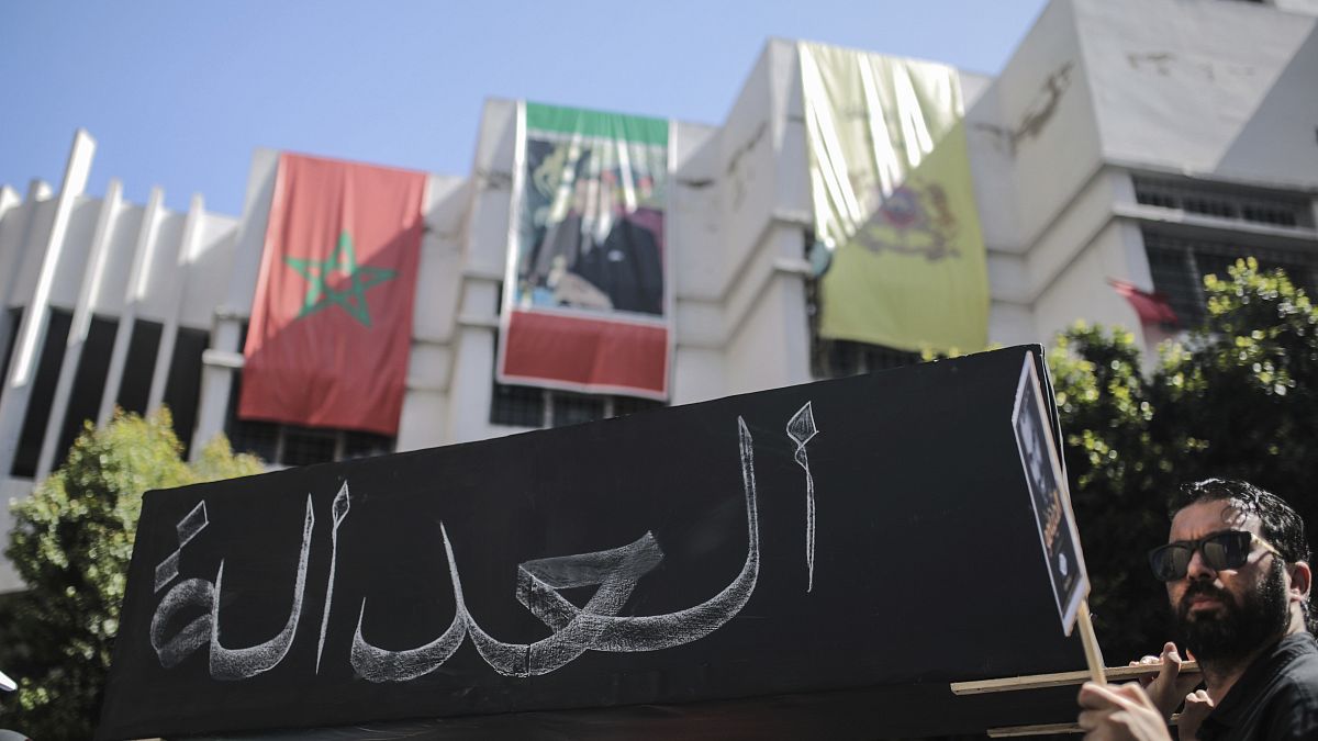 يحمل المتظاهرون تابوتا رمزيا مكتوبا عليه "العدالة"، خلال مسيرة تندد بالأحكام الشديدة ضد نشطاء الحراك، في الدار البيضاء، المغرب، الأحد 8 يوليو تموز 2018