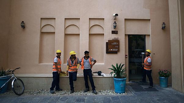 قطر تلغي تأشيرات الخروج للعمال الأجانب عقب انتقادات من هيومن رايتس ووتش قطر تلغي تأشيرات الخروج للعمال الأجانب عقب انتقادات من هيومن رايتس ووتش