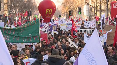 Miles de franceses marchan por sexta vez de forma masiva contra la reforma de las pensiones