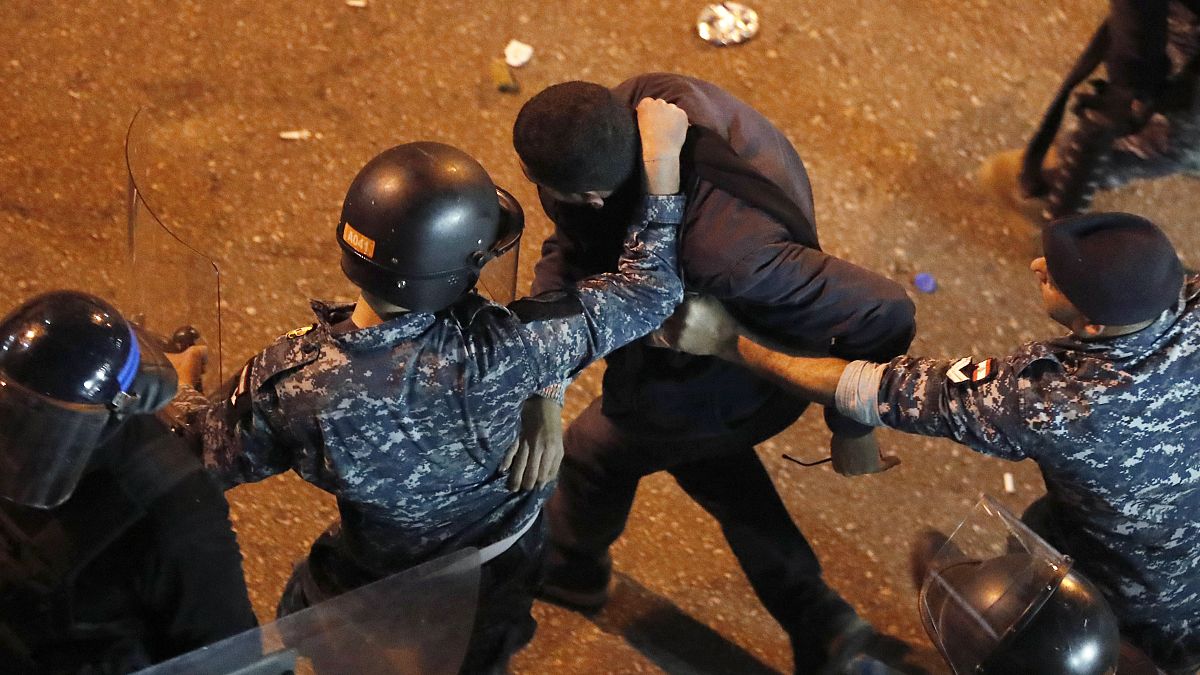 شرطة مكافحة الشغب تعتقل متظاهراً خارج مقر الشرطة يطالب بالإفراج عن المحتجزين  15 يناير 2020. 