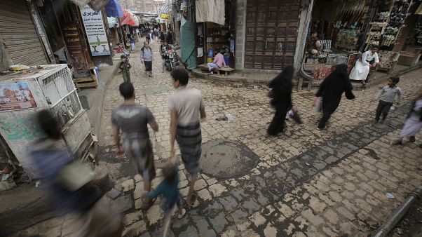 يمنيون يمشون أمام البائعين في أسواق صنعاء القديمة، 28 سبتمبر 2019 يمنيون يمشون أمام البائعين في أسواق صنعاء القديمة، 28 سبتمبر 2019
