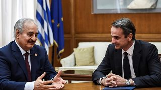 رئيس الوزراء اليوناني كيرياكوس ميتسوتاكيس رفقة المشير خليفة حفتر