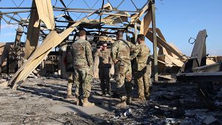 ABD'nin Irak'taki askeri üssünde görevli askerler, saldırı sonrası oluşan enkazı kaldırıyor