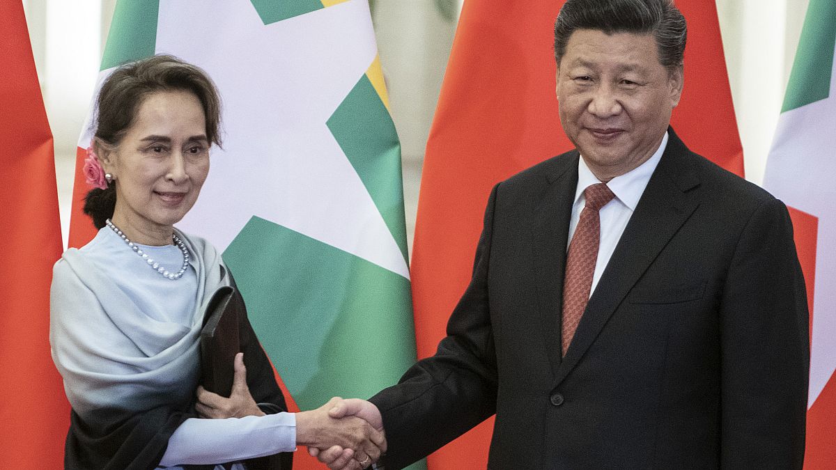 الرئيس الصيني شي جينبينغ وزعيمة ميانمار أونغ سان سو تشي