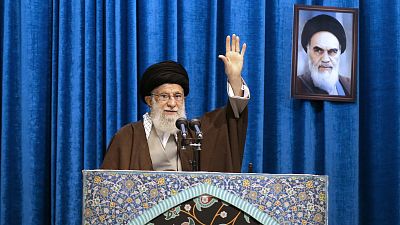 Ayatollah lidera orações no Irão e apela à união contra ameaças