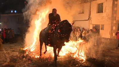 تطهیر آئینی روح اسب‌ها با آتش در اسپانیا