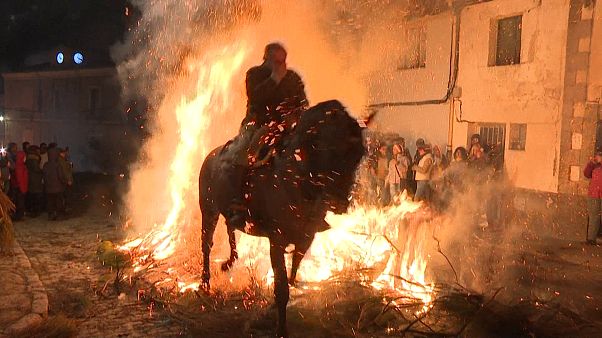 Las Luminarias: caballos y fuego en un ritual ancestral Las Luminarias: caballos y fuego en un ritual ancestral