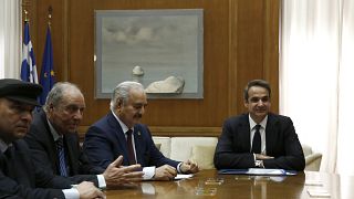 Ο πρωθυπουργός Κυριάκος Μητσοτάκης συνομιλεί με τον επικεφαλής του Λιβυκού Εθνικού Στρατού (LNA), Στρατάρχη Khalifa Haftar