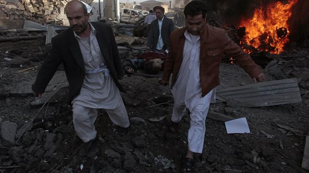 Afganistan'ın başkenti Kabil'de düzenlenen bir intihar saldırısında yaralanan siviller ambulansa taşınırken (arşiv) Afganistan'ın başkenti Kabil'de düzenlenen bir intihar saldırısında yaralanan siviller ambulansa taşınırken (arşiv)