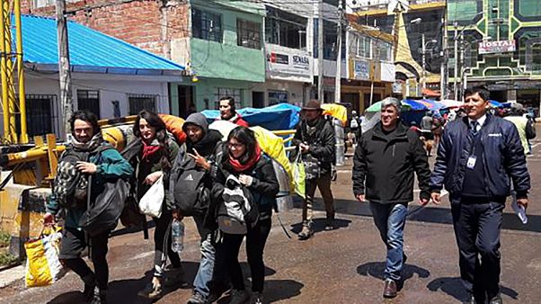 Un momento de la expulsión de los turistas Un momento de la expulsión de los turistas