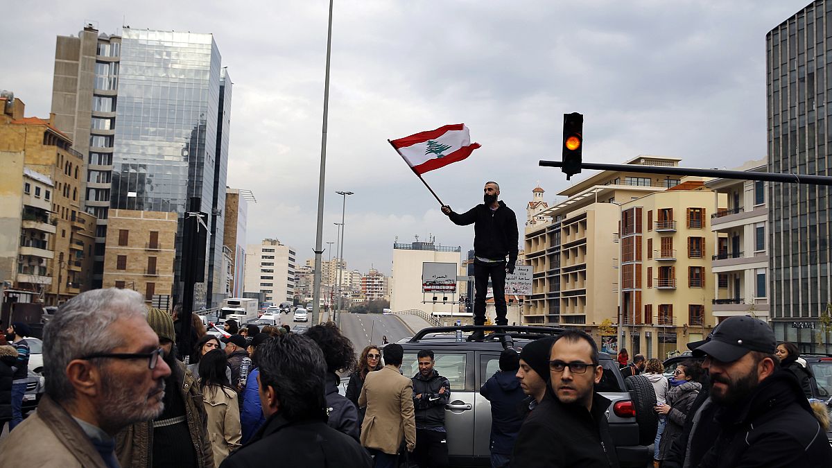 متظاهرون لبنانيون يقطعون طريقا رئيسيا في بيروت باستخدام سيارات 